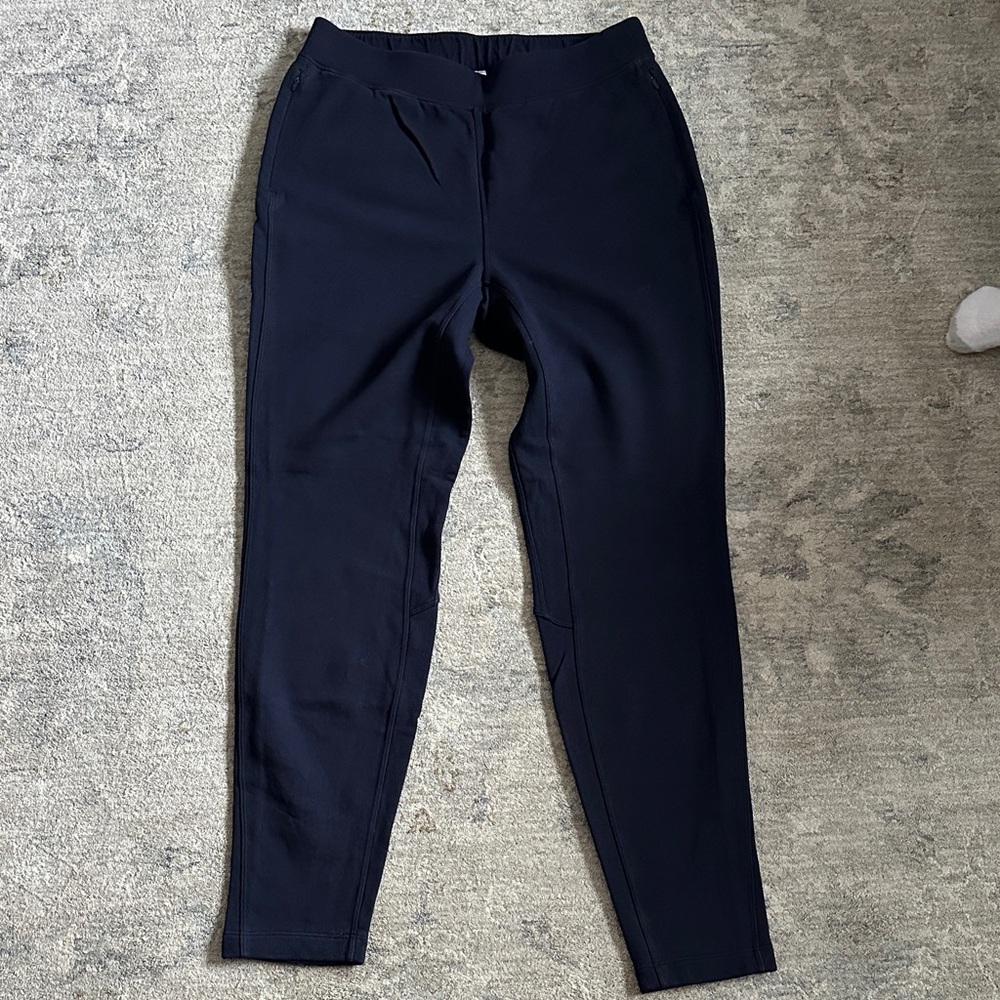 Lululemon women’s Free to Roam Jogger
Size 8
Color navy blue